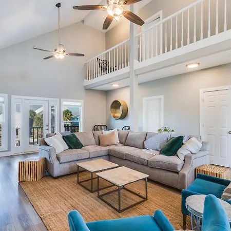 Modern, 3 Bedroom Private House Within Walking Distance To The Beach!