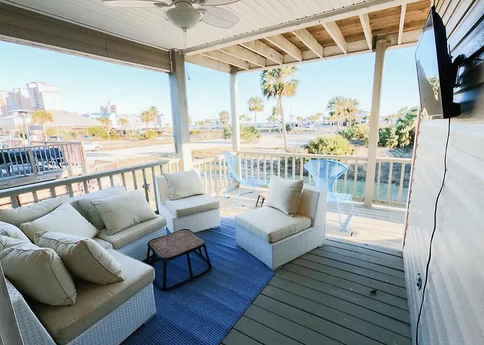 Modern, 3 Bedroom Private House Within Walking Distance To The Beach! *