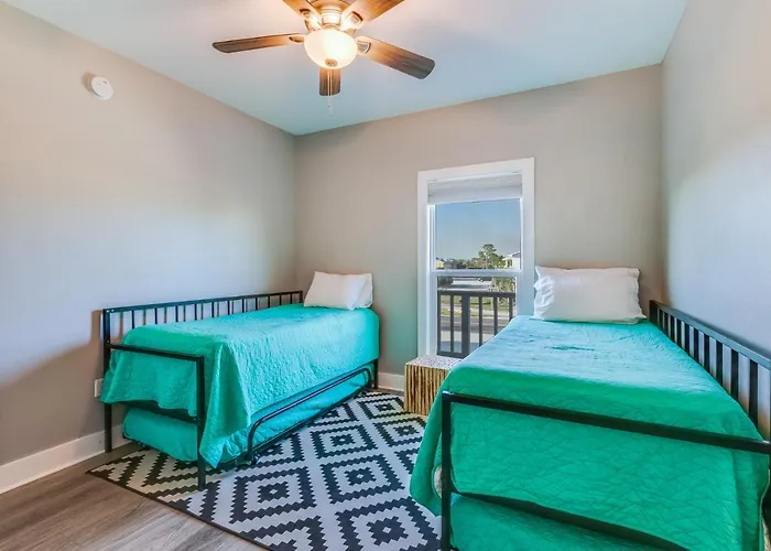 Modern, 3 Bedroom Private House Within Walking Distance To The Beach!