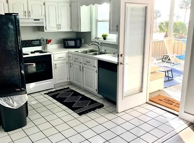 Modern, 3 Bedroom Private House Within Walking Distance To The Beach! Holiday home