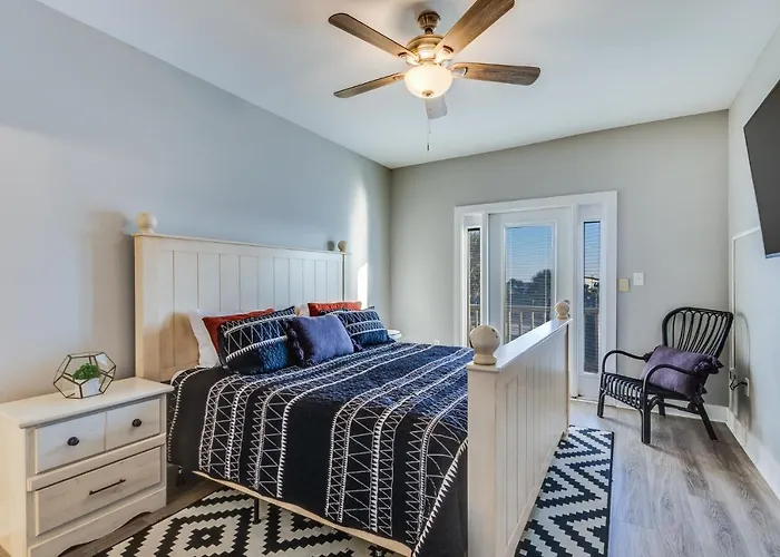 Modern, 3 Bedroom Private House Within Walking Distance To The Beach!