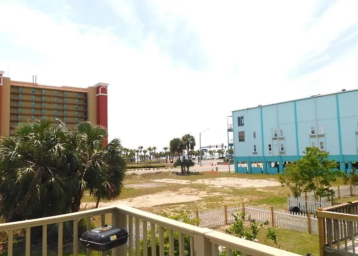Modern, 3 Bedroom Private House Within Walking Distance To The Beach! *