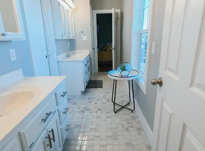 Modern, 3 Bedroom Private House Within Walking Distance To The Beach!